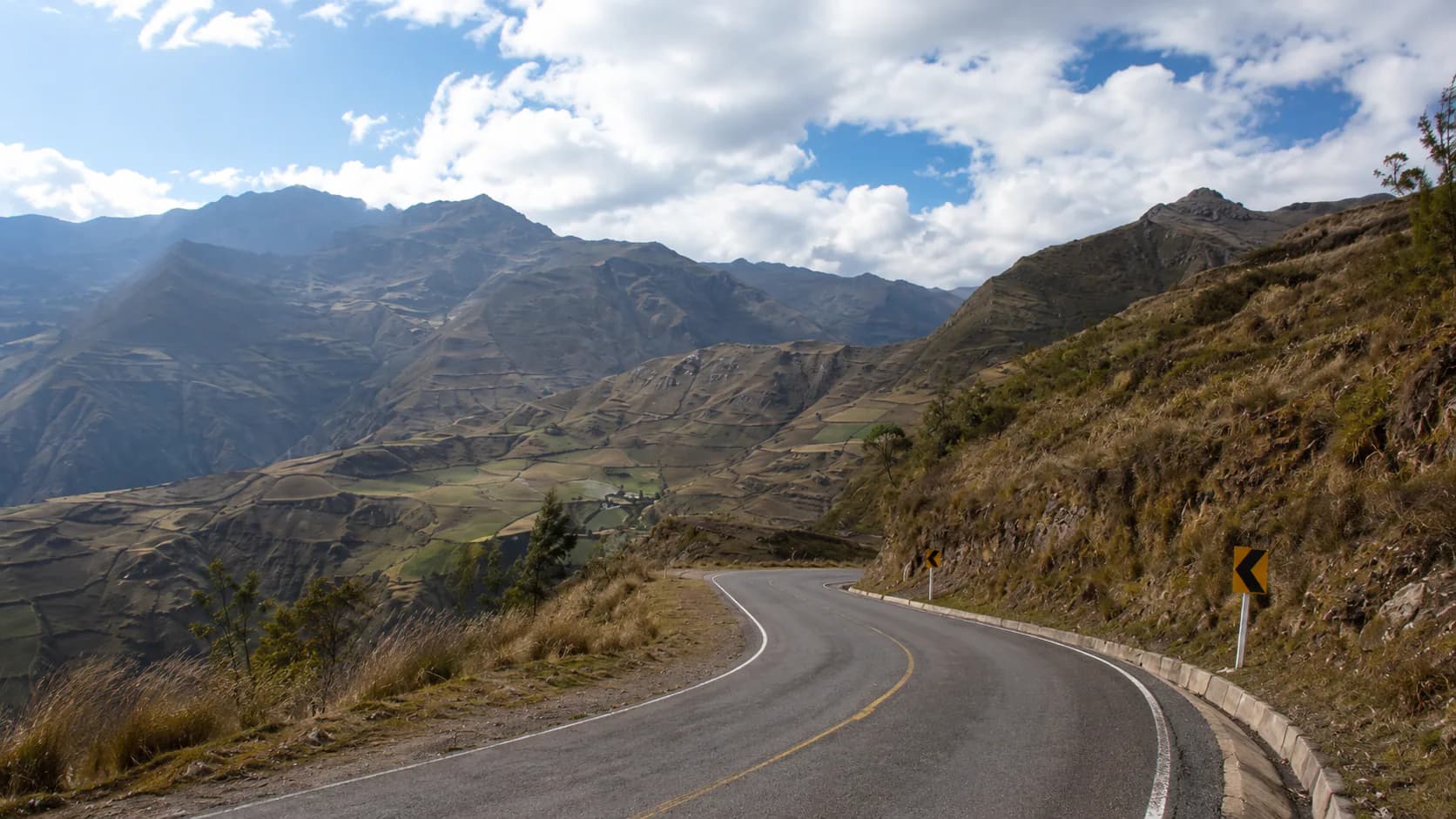 Imagen referencial de infraestructura vial rural y caminos vecinales en la sierra peruana