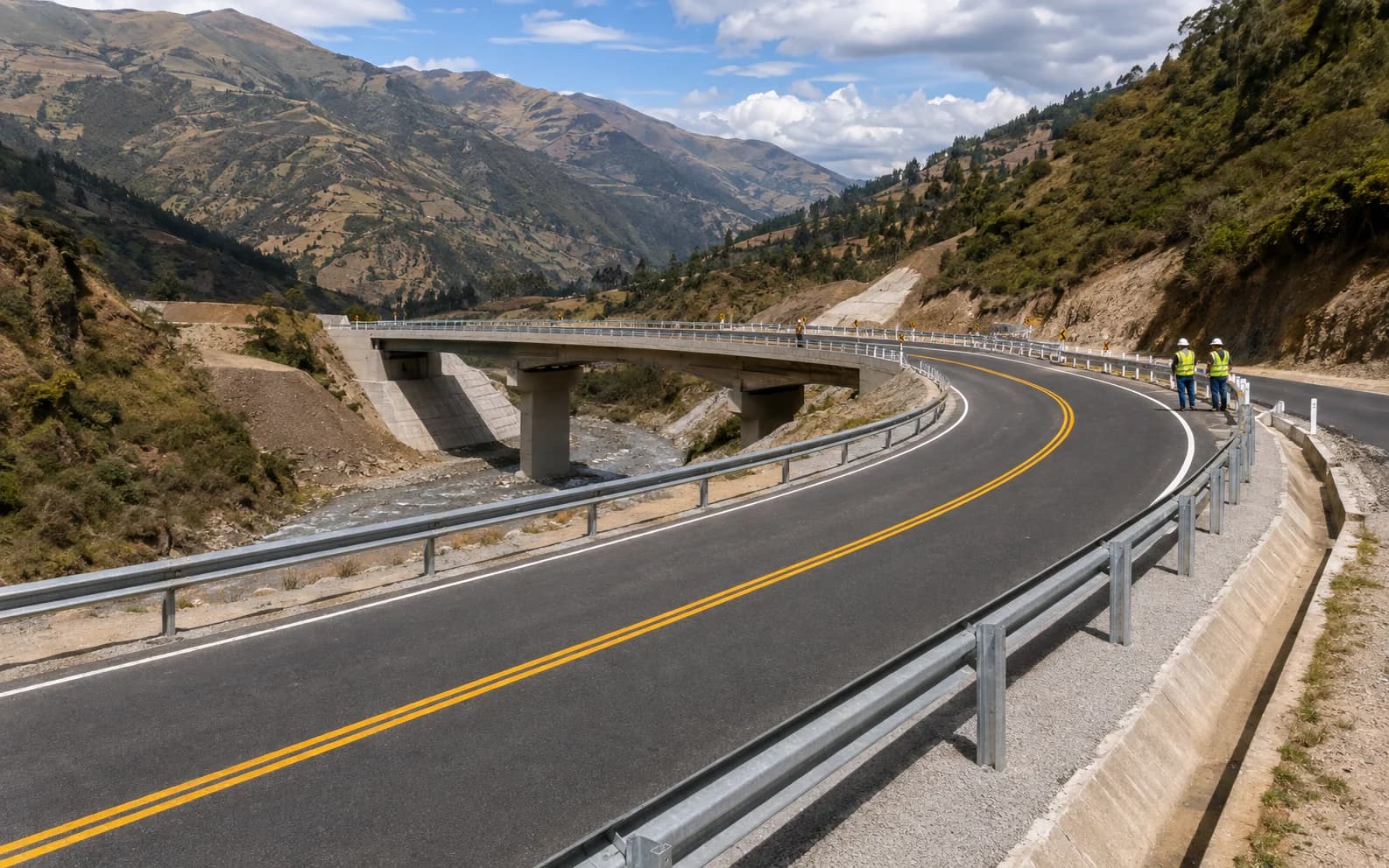 Infraestructura vial regional con carretera asfaltada y elementos de ingeniería vial